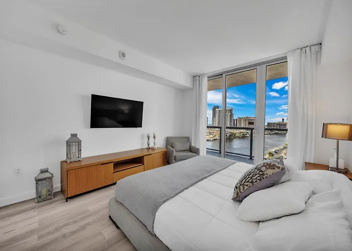 Stylish Miami Beach Getaway, Ocean Views & Gourmet Kitchen -12A