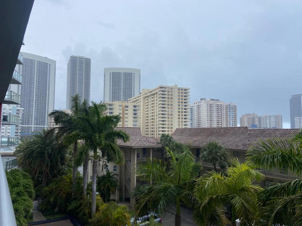Stylish Miami Getaway, Ocean Views & Gourmet Kitchen -12a Hallandale Beach